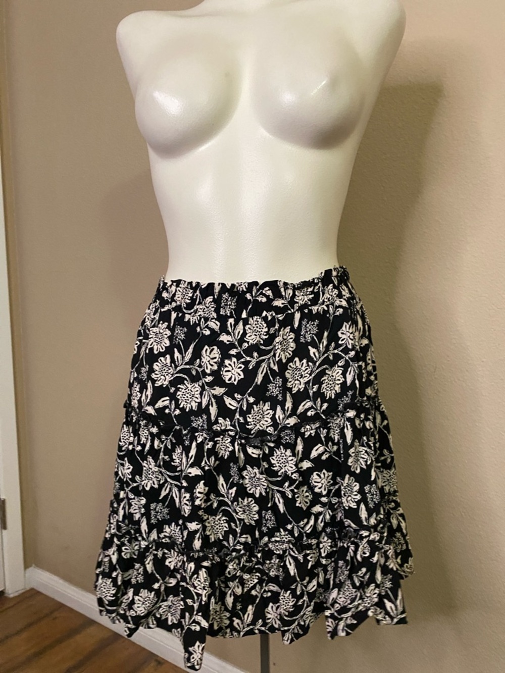 Rachel Zoe Black and White Floral ruffle tier skirt 🖤